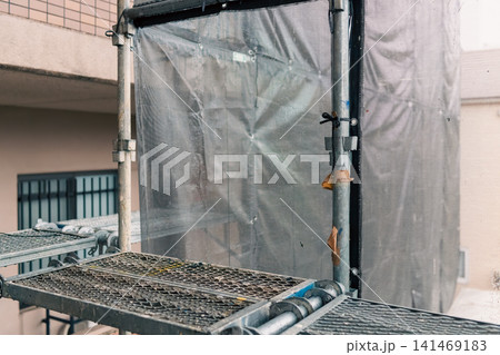 マンションを囲む作業床と飛散防止ネット マンションを囲む作業床と飛散防止ネット 141469183