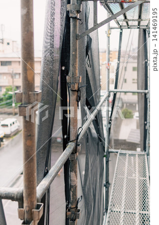 マンションの保守管理に使用される金属足場 マンションの保守管理に使用される金属足場 141469195