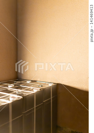 倉庫に整然と並べられた一斗缶と温かみのある照明 倉庫に整然と並べられた一斗缶と温かみのある照明 141469413