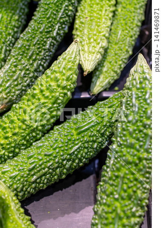 新鮮なゴーヤが並ぶスーパーの野菜売り場 141469871