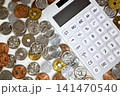 電卓と日本円の硬貨 141470540