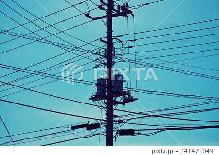 青空と送電線　電信柱 141471049