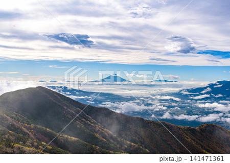 八ヶ岳・西ギボシ山頂から望む雲海と富士山の絶景 141471361