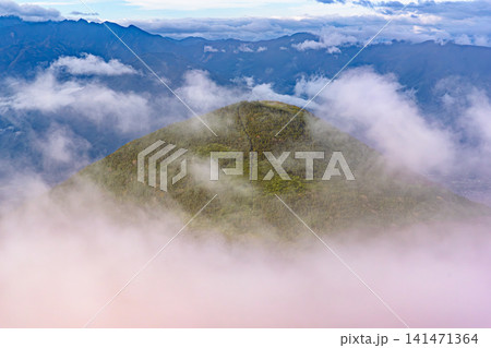 南八ヶ岳・西ギボシ山頂付近から見下ろす編笠山山頂と登山道 南八ヶ岳・西ギボシ山頂付近から見下ろす編笠山山頂と登山道 141471364