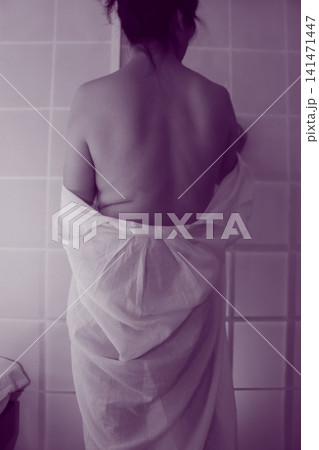 白のシャツを脱ぐ姿を撮影した女性の背中 141471447