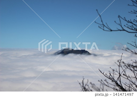 愛媛県・瓶ヶ森 石鎚山系で撮影された見渡す限りの雲海と石鎚山の雄大な山岳風景 愛媛県・瓶ヶ森 石鎚山系で撮影された見渡す限りの雲海と石鎚山の雄大な山岳風景 141471497