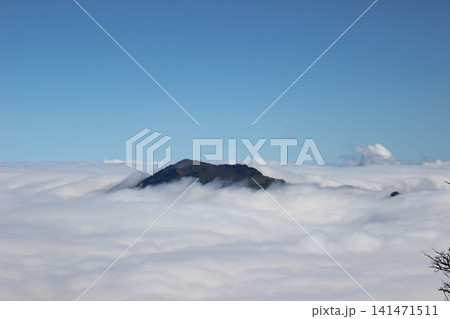 愛媛県・瓶ヶ森　石鎚山系で撮影された見渡す限りの雲海と石鎚山の雄大な山岳風景 141471511