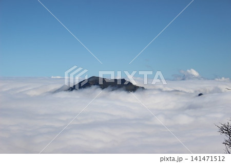 愛媛県・瓶ヶ森 石鎚山系で撮影された見渡す限りの雲海と石鎚山の雄大な山岳風景 愛媛県・瓶ヶ森 石鎚山系で撮影された見渡す限りの雲海と石鎚山の雄大な山岳風景 141471512