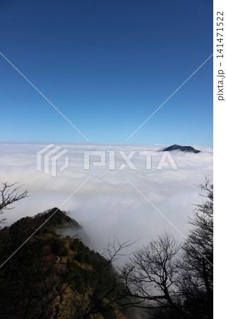 愛媛県・瓶ヶ森 石鎚山系で撮影された見渡す限りの雲海と石鎚山の雄大な山岳風景 愛媛県・瓶ヶ森 石鎚山系で撮影された見渡す限りの雲海と石鎚山の雄大な山岳風景 141471522