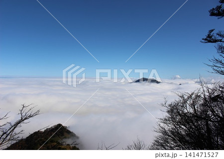 愛媛県・瓶ヶ森 石鎚山系で撮影された見渡す限りの雲海と石鎚山の雄大な山岳風景 愛媛県・瓶ヶ森 石鎚山系で撮影された見渡す限りの雲海と石鎚山の雄大な山岳風景 141471527