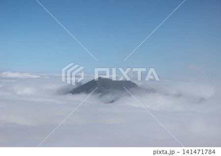 愛媛県・石鎚山から見渡す一面の雲海と青空に映える瓶ヶ森の雄大な山岳風景 愛媛県・石鎚山から見渡す一面の雲海と青空に映える瓶ヶ森の雄大な山岳風景 141471784