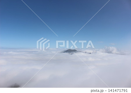愛媛県・石鎚山から見渡す一面の雲海と青空に映える瓶ヶ森の雄大な山岳風景 愛媛県・石鎚山から見渡す一面の雲海と青空に映える瓶ヶ森の雄大な山岳風景 141471791