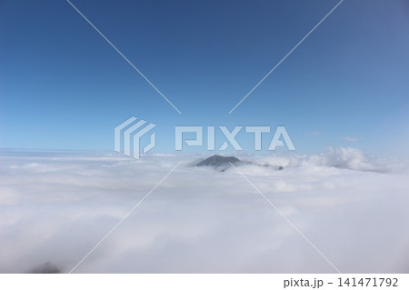 愛媛県・石鎚山から見渡す一面の雲海と青空に映える瓶ヶ森の雄大な山岳風景 愛媛県・石鎚山から見渡す一面の雲海と青空に映える瓶ヶ森の雄大な山岳風景 141471792