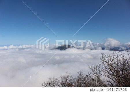 愛媛県・石鎚山から見渡す一面の雲海と青空に映える瓶ヶ森の雄大な山岳風景 愛媛県・石鎚山から見渡す一面の雲海と青空に映える瓶ヶ森の雄大な山岳風景 141471798
