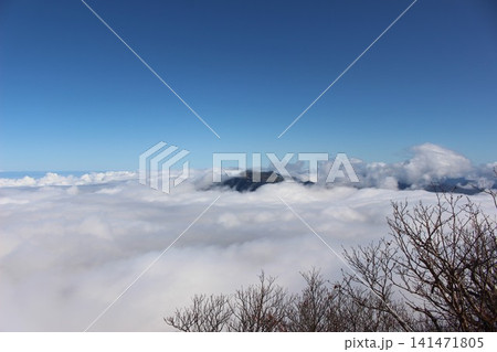 愛媛県・石鎚山から見渡す一面の雲海と青空に映える瓶ヶ森の雄大な山岳風景 愛媛県・石鎚山から見渡す一面の雲海と青空に映える瓶ヶ森の雄大な山岳風景 141471805