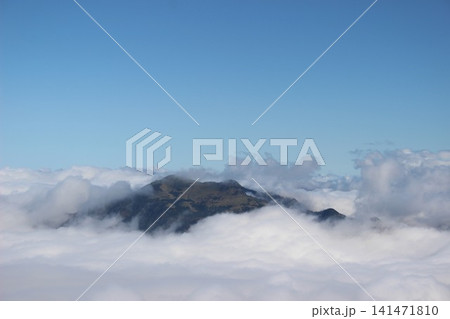 愛媛県・石鎚山から見渡す一面の雲海と青空に映える瓶ヶ森の雄大な山岳風景 愛媛県・石鎚山から見渡す一面の雲海と青空に映える瓶ヶ森の雄大な山岳風景 141471810