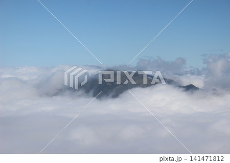 愛媛県・石鎚山から見渡す一面の雲海と青空に映える瓶ヶ森の雄大な山岳風景 141471812
