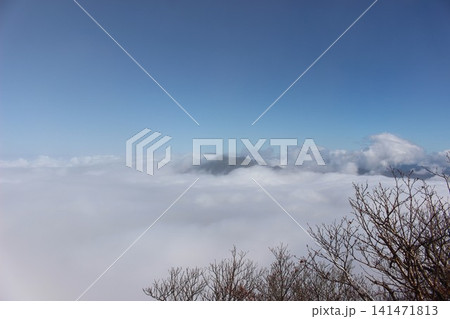 愛媛県・石鎚山から見渡す一面の雲海と青空に映える瓶ヶ森の雄大な山岳風景 愛媛県・石鎚山から見渡す一面の雲海と青空に映える瓶ヶ森の雄大な山岳風景 141471813