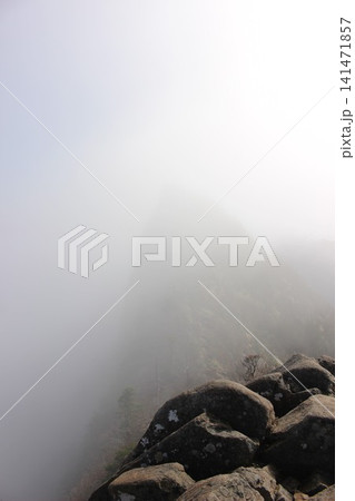 愛媛県・石鎚山系の南尖峰から望む最高峰・天狗岳の鋭く切り立った岩峰と青空の絶景 愛媛県・石鎚山系の南尖峰から望む最高峰・天狗岳の鋭く切り立った岩峰と青空の絶景 141471857