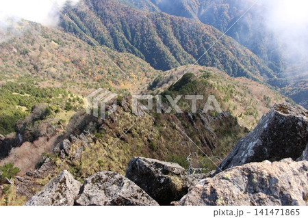 愛媛県・石鎚山系の南尖峰から望む最高峰・天狗岳の鋭く切り立った岩峰と青空の絶景 愛媛県・石鎚山系の南尖峰から望む最高峰・天狗岳の鋭く切り立った岩峰と青空の絶景 141471865