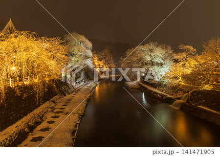 冬の岐阜県高山市 雪降る夜の古い町並み 中橋からの風景 冬の岐阜県高山市 雪降る夜の古い町並み 中橋からの風景 141471905