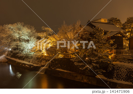冬の岐阜県高山市　雪降る夜の古い町並み　中橋からの風景 141471906