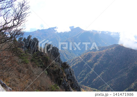 石鎚山 天狗岳 墓場尾根 南尖峰 最高峰 愛媛県 絶景 登山 バリエーションルート 絶壁 自然環境 石鎚山 天狗岳 墓場尾根 南尖峰 最高峰 愛媛県 絶景 登山 バリエーションルート 絶壁 自然環境 141471986