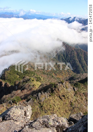 愛媛県・石鎚山系の南尖峰から見渡す最高峰天狗岳と険しい墓場尾根の雄大な山岳風景 愛媛県・石鎚山系の南尖峰から見渡す最高峰天狗岳と険しい墓場尾根の雄大な山岳風景 141472058