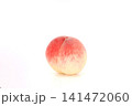 桃　丸ごと1個　明るい背景 141472060