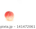 桃　丸ごと1個　明るい背景 141472061