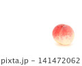 桃　丸ごと1個　明るい背景 141472062