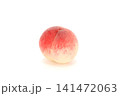 桃　丸ごと1個　明るい背景 141472063