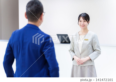 ホテルで接客をする女性スタッフ ホテルで接客をする女性スタッフ 141472101