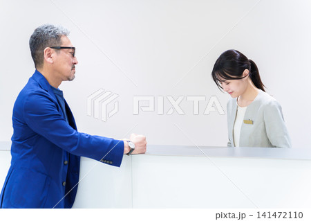 ホテルで謝罪をする女性スタッフ ホテルで謝罪をする女性スタッフ 141472110