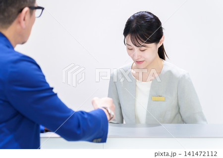 ホテルで謝罪をする女性スタッフ 141472112