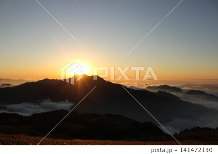 愛媛県・石鎚山系瓶ヶ森から見る幻想的な夕暮れ マジックアワーの雲海と夕日に映える石鎚山の山影 愛媛県・石鎚山系瓶ヶ森から見る幻想的な夕暮れ マジックアワーの雲海と夕日に映える石鎚山の山影 141472130