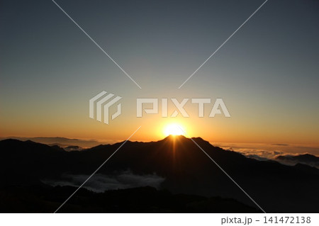 愛媛県・石鎚山系瓶ヶ森から見る幻想的な夕暮れ マジックアワーの雲海と夕日に映える石鎚山の山影 愛媛県・石鎚山系瓶ヶ森から見る幻想的な夕暮れ マジックアワーの雲海と夕日に映える石鎚山の山影 141472138