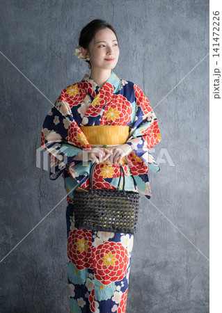 浴衣姿で立つ日本人女性の和風ビューティーポートレート 浴衣姿で立つ日本人女性の和風ビューティーポートレート 141472226