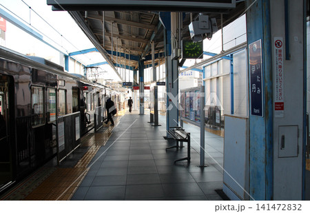 阪急伊丹駅に停車する塚口行きの車両 阪急伊丹駅に停車する塚口行きの車両 141472832