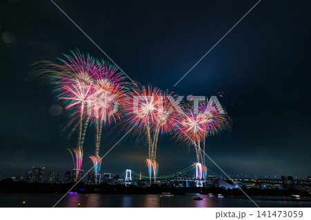 夜空に広がるカラフルなスターマイン 141473059