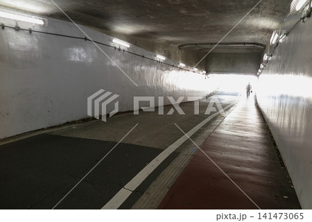 天井の低い(2.1m)鉄道と交差する道路のアンダーパス(内部から外方向を望む) 天井の低い(2.1m)鉄道と交差する道路のアンダーパス(内部から外方向を望む) 141473065
