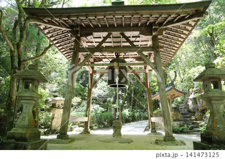 新緑に包まれた寺院の鐘楼と石灯籠 日本の風景 新緑に包まれた寺院の鐘楼と石灯籠 日本の風景 141473125