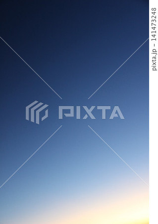 空に広がるきれいなマジックアワーと自然の光のグラデーション背景素材 空に広がるきれいなマジックアワーと自然の光のグラデーション背景素材 141473248
