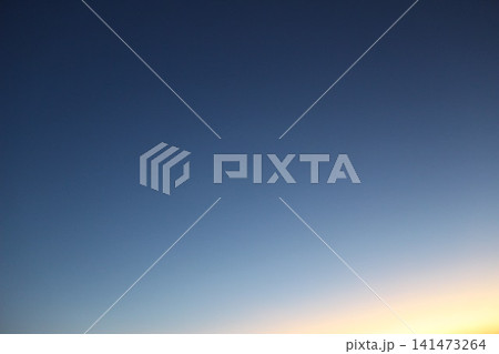空に広がるきれいなマジックアワーと自然の光のグラデーション背景素材 141473264