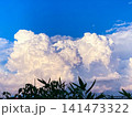 夏の暑い日の青空と入道雲 141473322