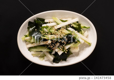 長芋　きゅうり　わかめ　サラダ 141473458
