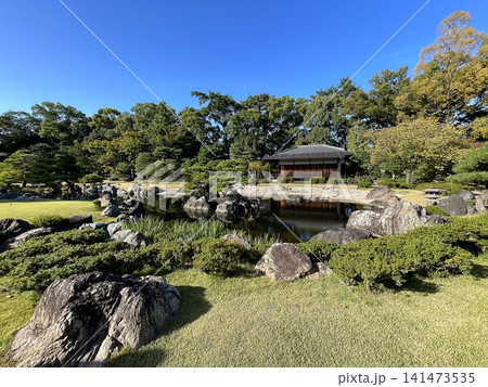 池と東屋のある伝統的な日本庭園 池と東屋のある伝統的な日本庭園 141473535