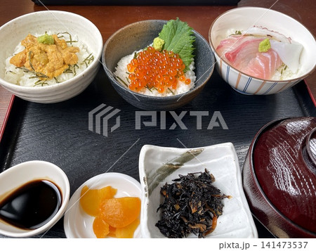 刺身丼と小鉢の和定食 141473537