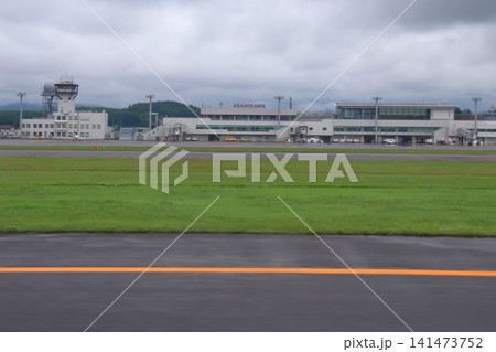 滑走路側から眺める旭川空港のターミナルビル 滑走路側から眺める旭川空港のターミナルビル 141473752