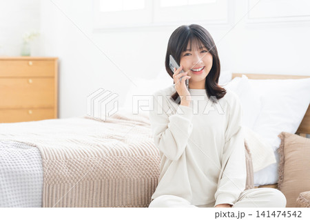 スマホで通話する女性 スマホで通話する女性 141474542